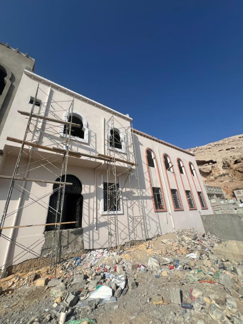 مبنى بنوافذ مقوّسة في مرحلة التشطيب الخارجي